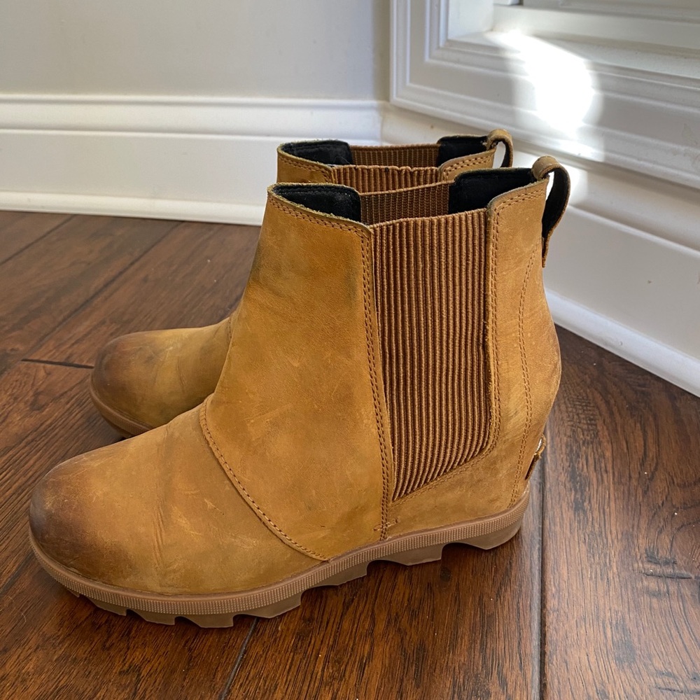 Sorel tan wedges